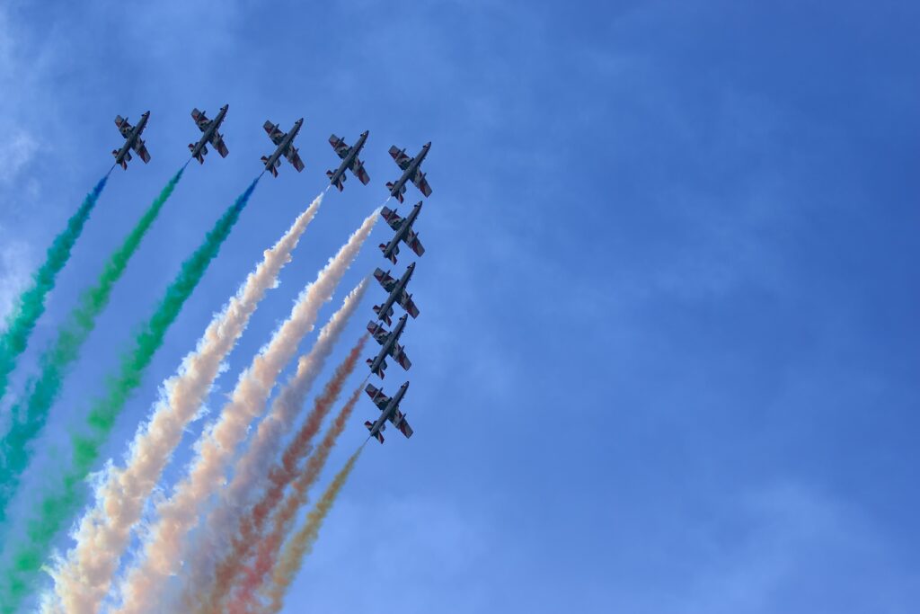 <a href="https://it.freepik.com/foto-gratuito/bellissimo-colpo-di-cielo-colorato-dalle-frecce-tricolori-italiane_11942846.htm#query=festa%20della%20repubblica%20italiana&position=11&from_view=search&track=ais">Immagine di wirestock</a> su Freepik